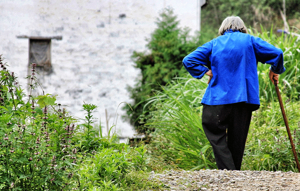 Savila KANABIS U SARME pa poslala nećaku U ZATVOR: Baka Elena (82) je najstariji <span style='color:red;'><b>BEGUNAC</b></span>!  